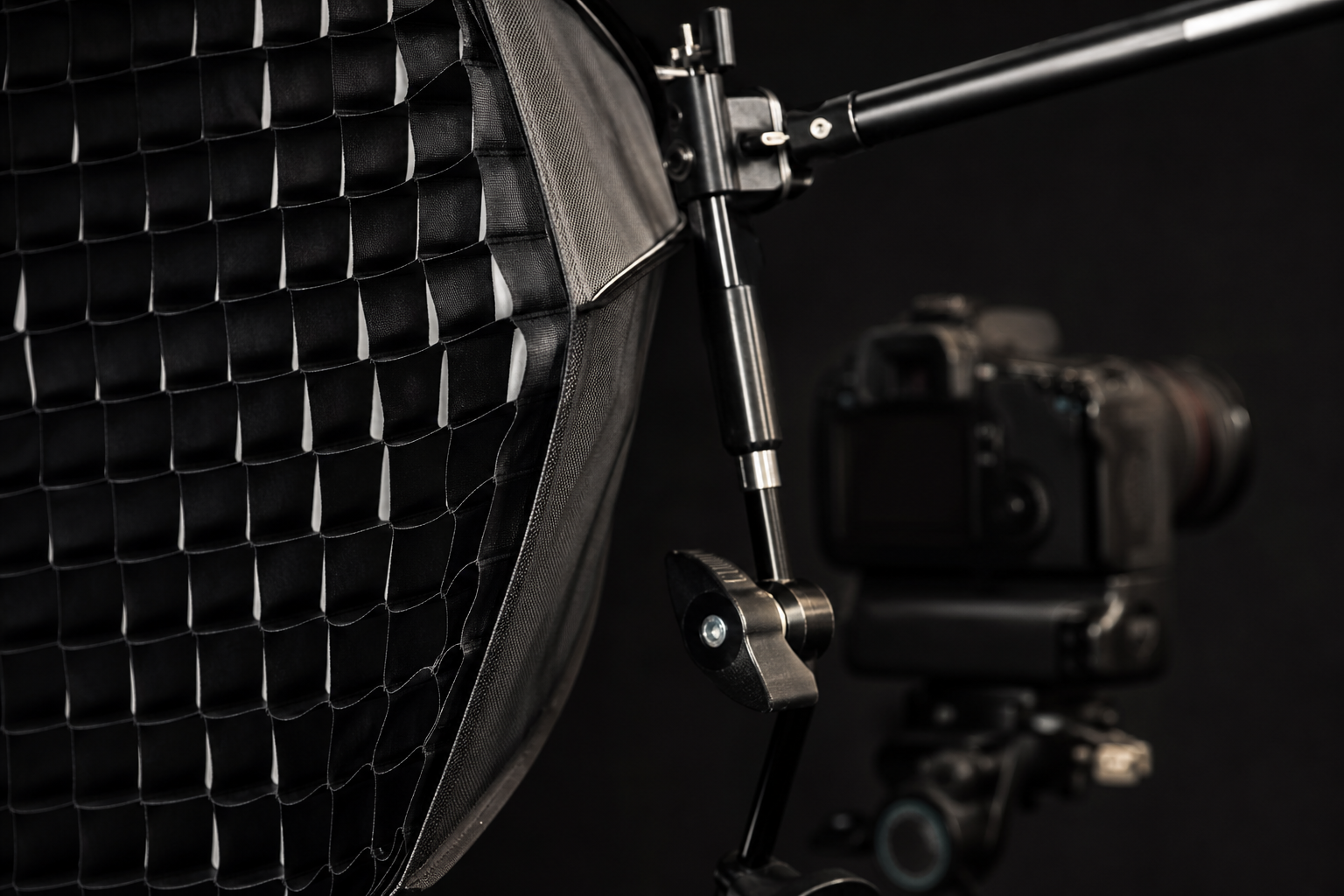 Photography studio lighting grid and softbox with camera rig